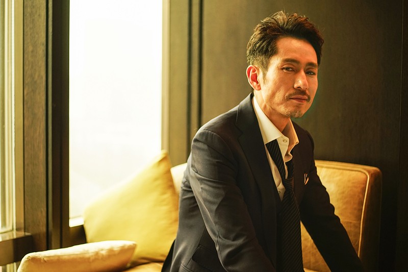 日前,内地实力派男演员成泰燊曝光了一组最新时尚写真,成泰燊西装革履