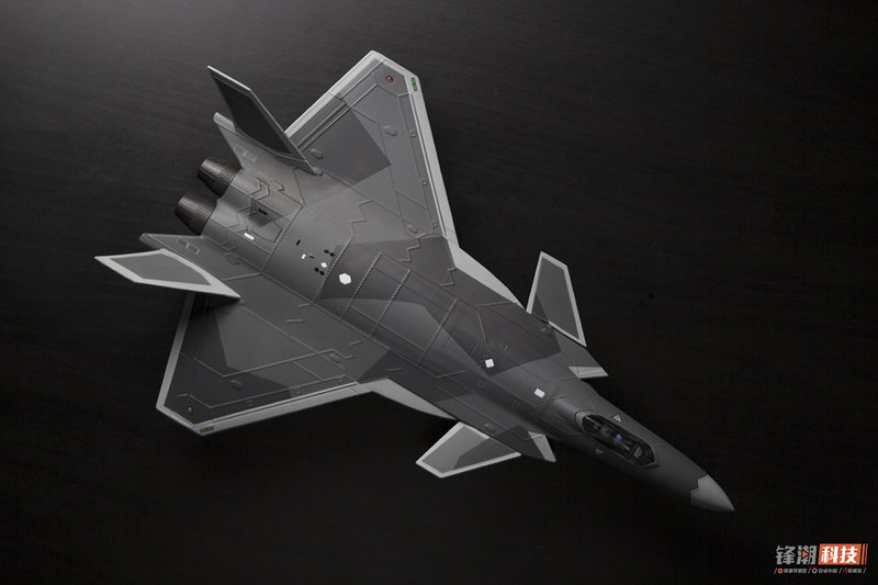 底部则印有歼20飞机的正视图,以及meizu的logo