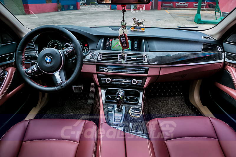 宝马5系改装酒红色真皮内饰,车内装饰碳纤维