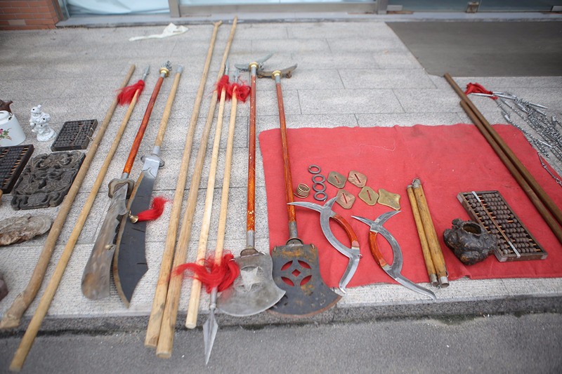 6旬退休工人专为武术爱好者手工打造健身版18般兵器,铁锤太精巧