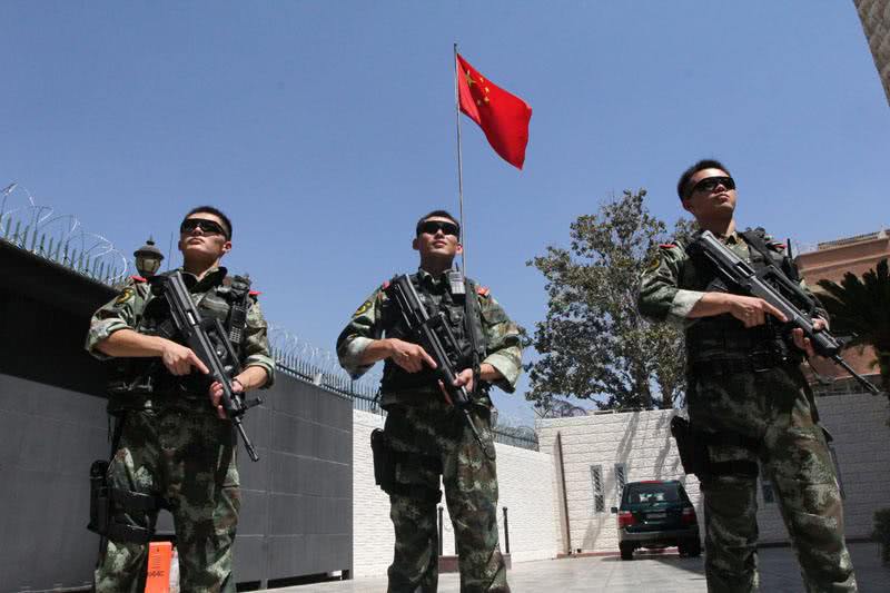 为何人们常见武警穿着防弹衣,却很少见解放军穿?看完你就明白了