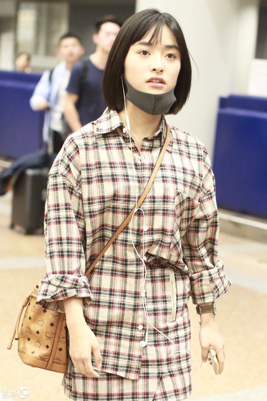 沈月穿格子衬衫现身机场玩下衣消失,皮肤白皙甜美可爱