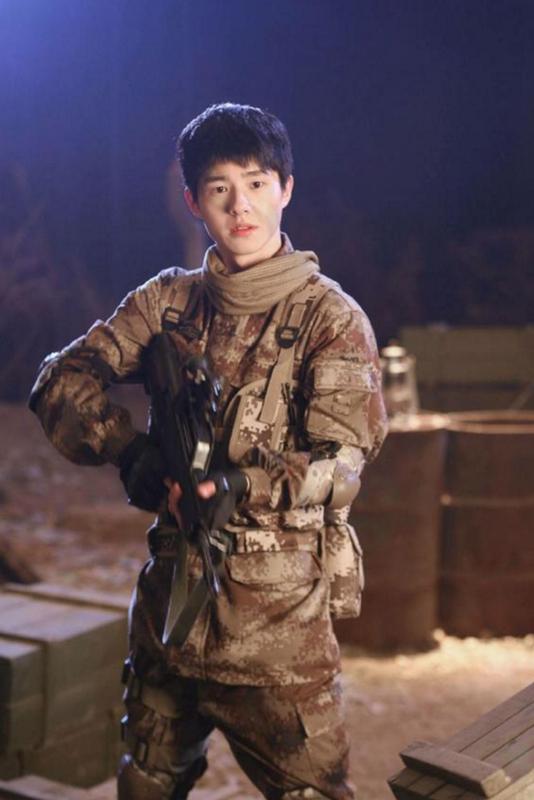 刘昊然中戏军训,化身迷弟收割机,学妹看他被罚做俯卧撑