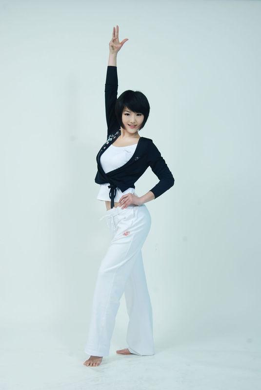 蒋小涵时尚搭配,恬静大方,简约时尚,年轻减龄,美丽动人!