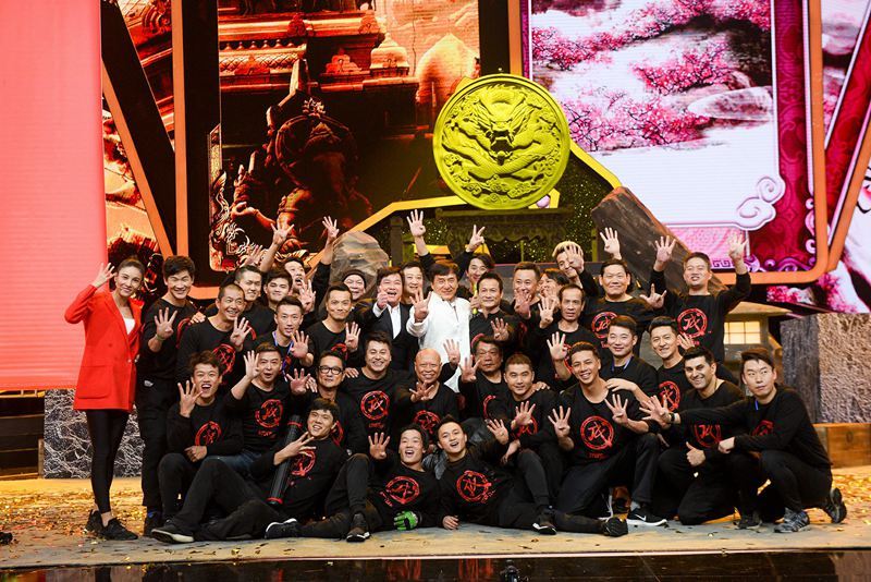 成龙新歌邀夫人林凤娇参与创作《青春故事》,唱哭成家班硬汉兄弟