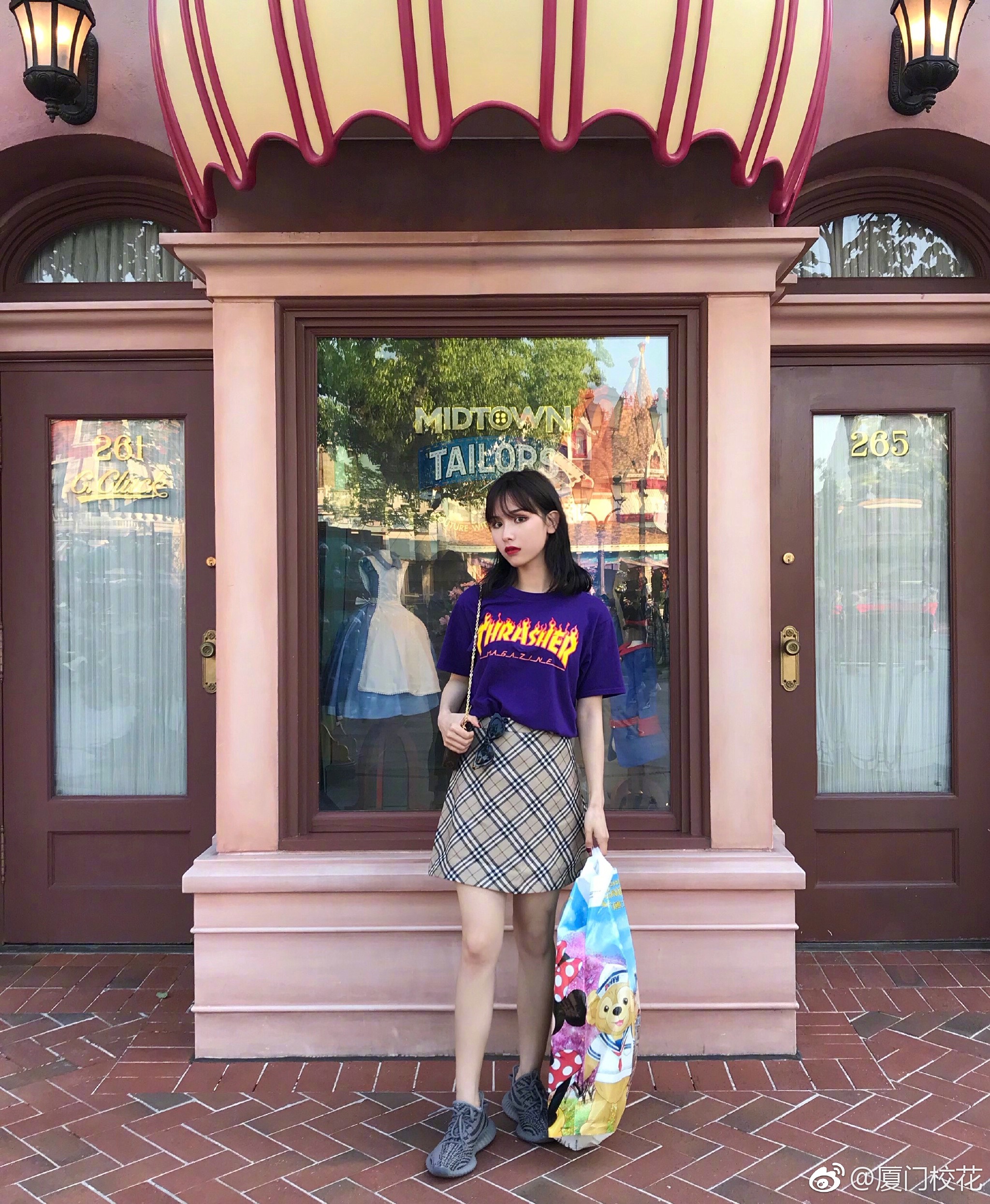 97年就读于上海商学院身高165cm爱好绘画很有气质的女生