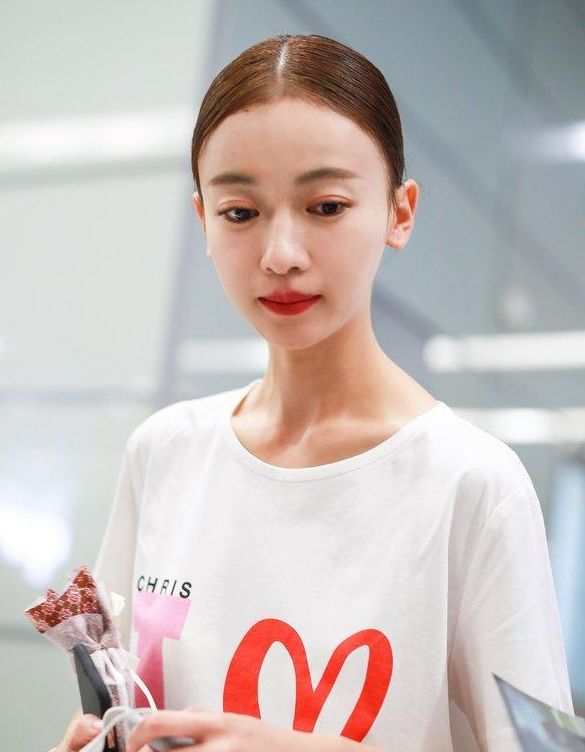 魏璎珞吴谨言双眼皮简直能夹死苍蝇巴掌脸大红唇美极了