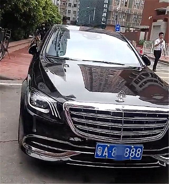 偶遇139万迈巴赫,侧面写v12标识,车牌4个8,网友却说是假的
