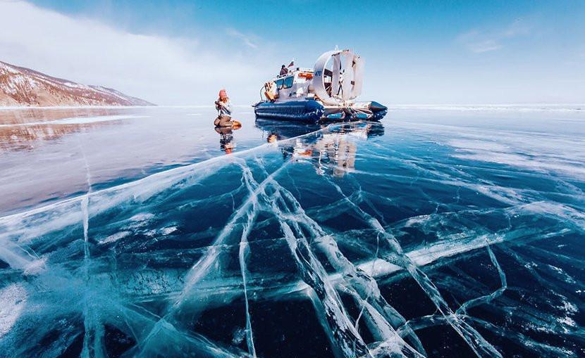 直击世界上最深的湖结冰, 可以看到湖面40米下的鱼