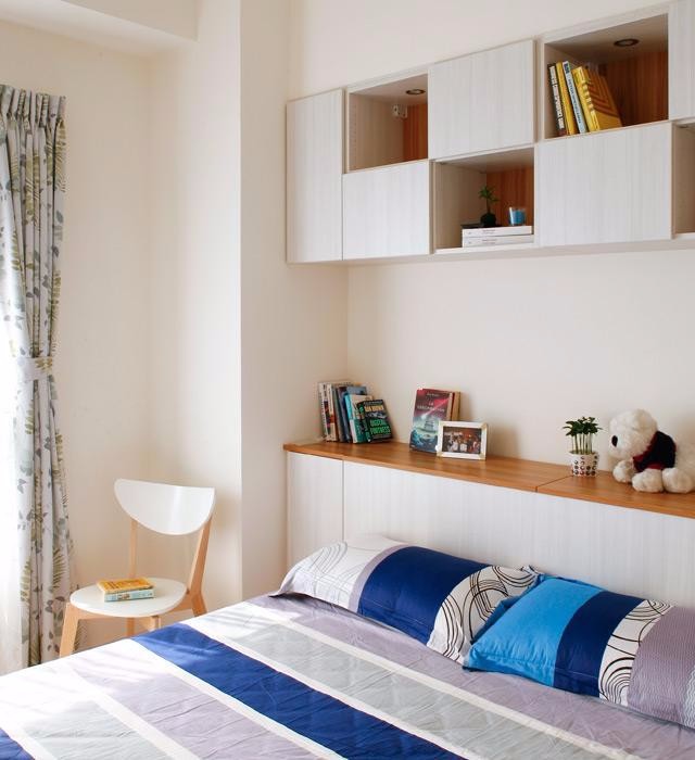 小户型在卧室床头打上柜子,一家人的衣物都有地方放了,收纳太强