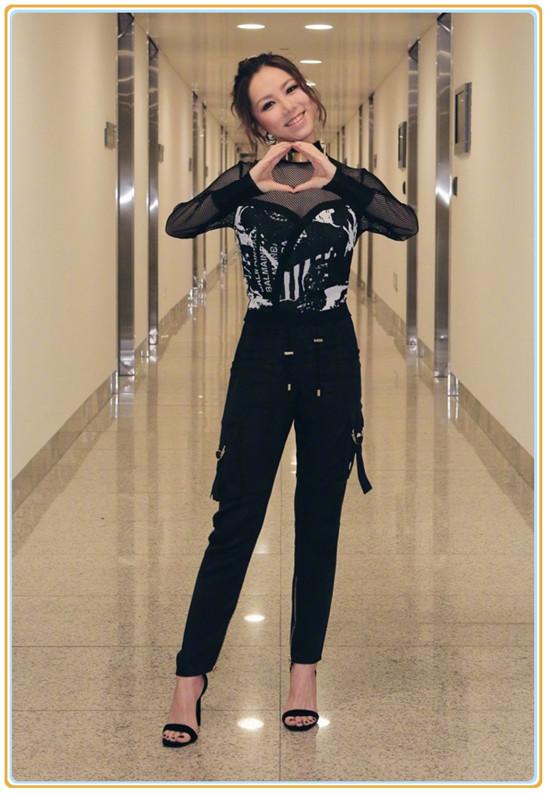 一袭超短裙看呆网友,彻底告别皮裤杀手