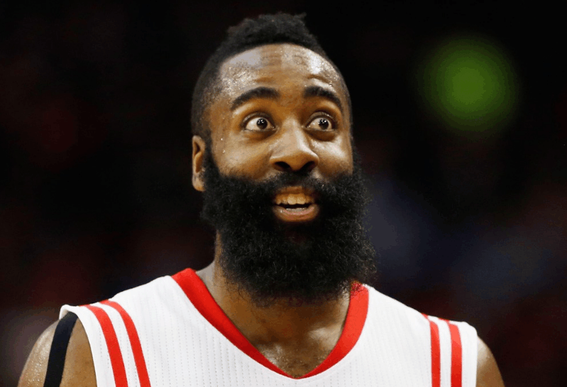 哈登场边接受采访, 戈登两杯冷水从天而降, 登哥的表情笑到没朋友