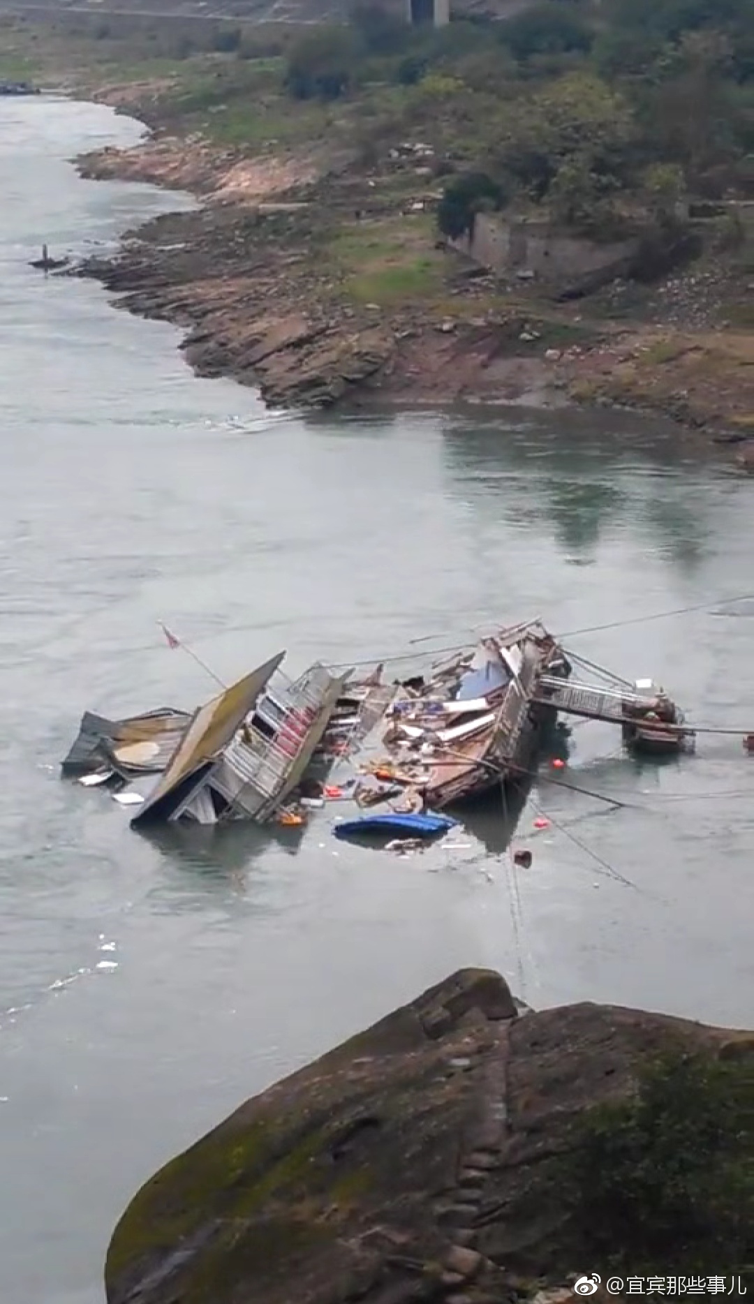 潼关这条鱼坊船发生侧翻现迅速沉入到河里了