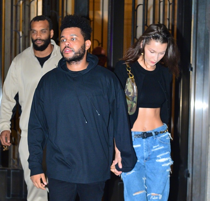 盆栽theweeknd和女友bellahadid牵手在纽约离开bella公寓的街拍