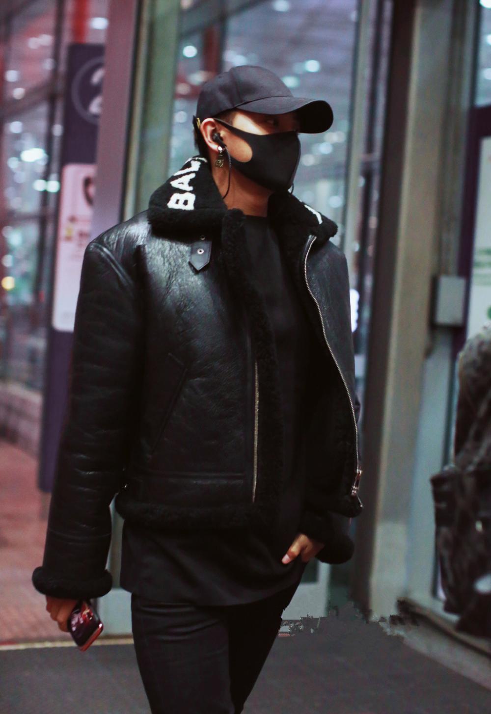 黄子韬全黑造型帅气现身机场 撩发露出耳钉尽显妖孽气质