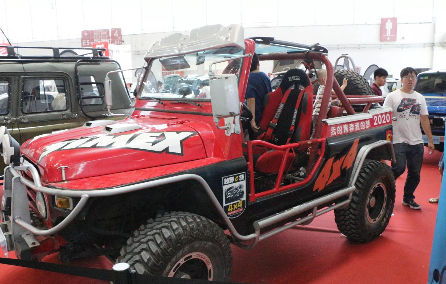 北汽吉普212另类改装现身车展, 引众多越野爱好者围观