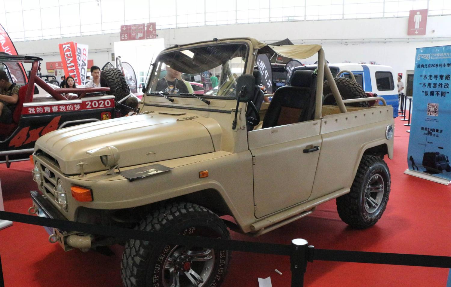 北汽吉普212另类改装现身车展引众多越野爱好者围观