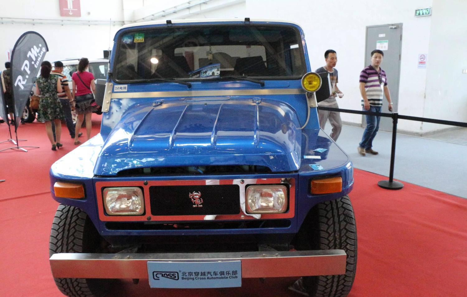 北汽吉普212另类改装现身车展引众多越野爱好者围观