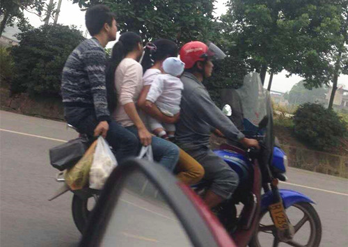 触目惊心一组摩托车超载的照片最多一辆坐了18个人