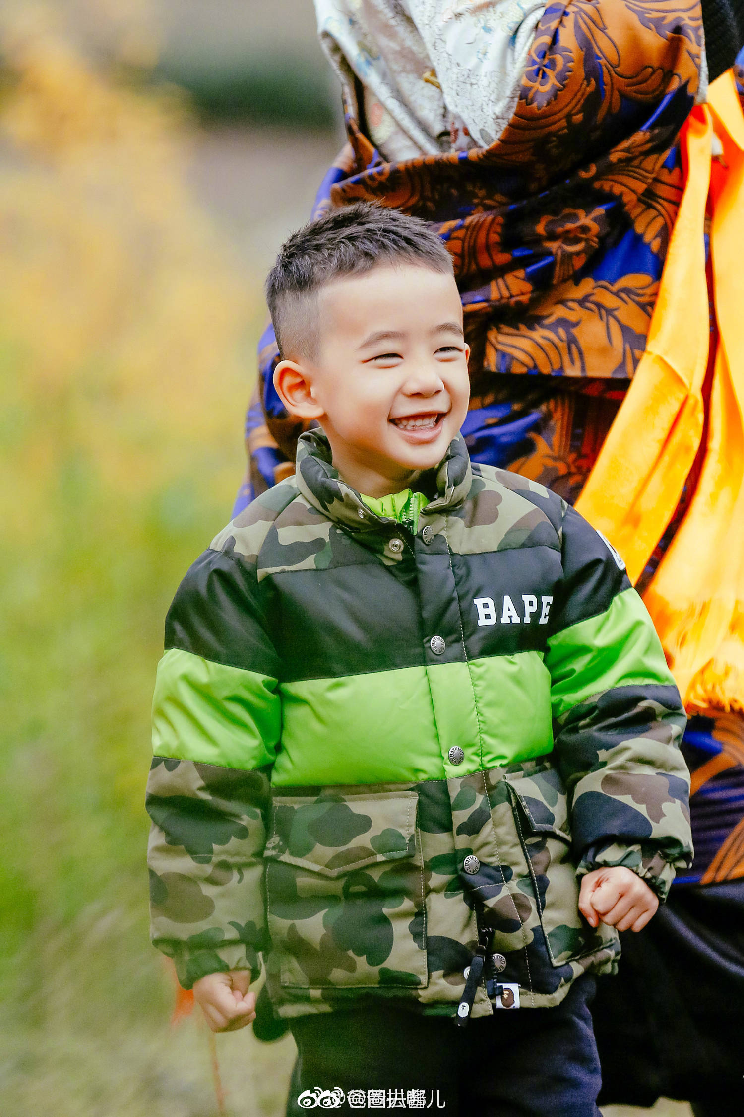 应采儿晒出的照片中,jasper和小泡芙正在视频通话