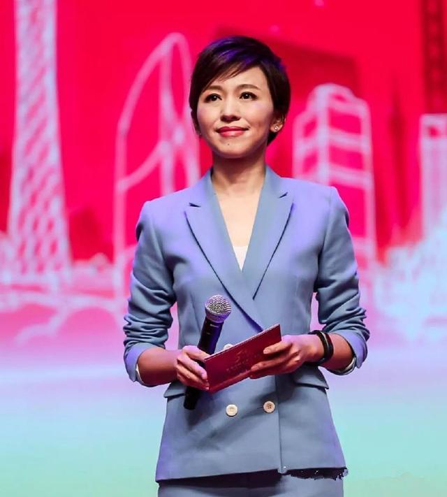 她是央视最美女主持,41岁仍未结婚,网友:单身原因令人心酸