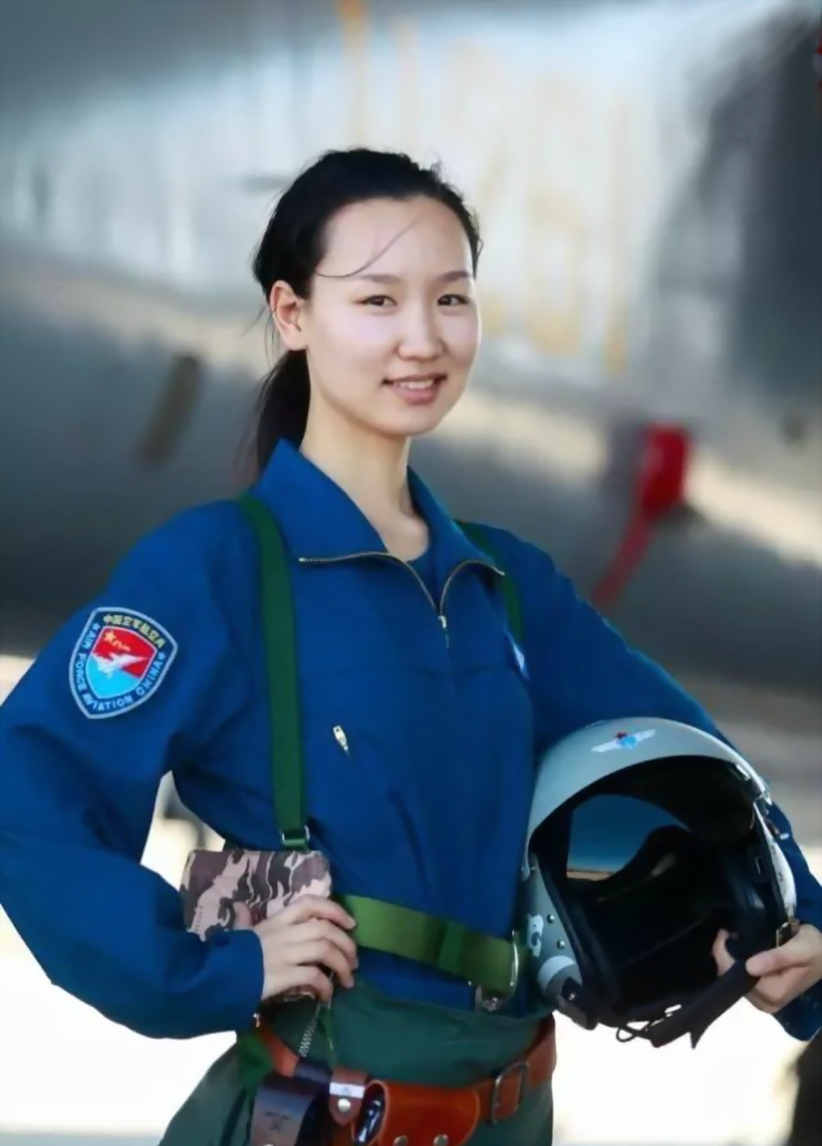 主要看气质,战斗机女飞行员竟是颜值女神|战斗机|女飞行员|女神_新浪