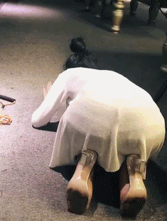 搞笑gif现在的伴娘团玩起来疯得连自己都怕