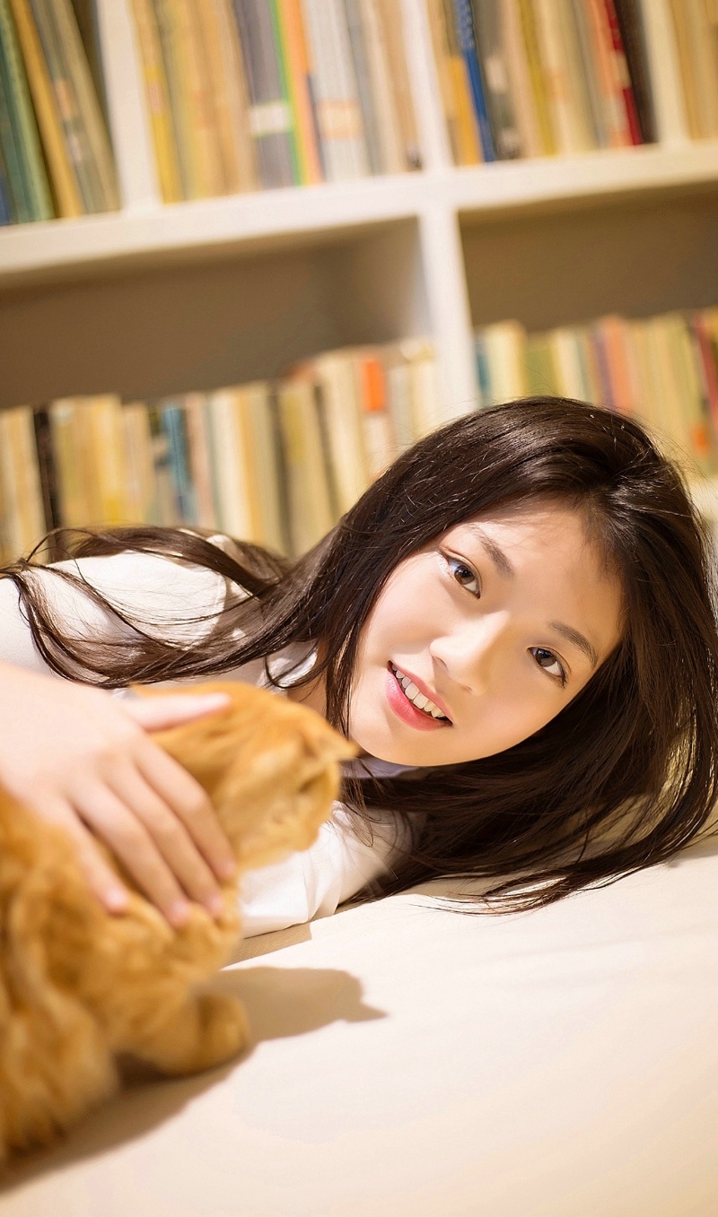 咖啡馆内的白衬衫气质女神养眼写真集