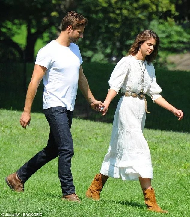 taylor hill|维密天使泰勒展露精灵美貌 与男友片场接吻秀恩爱