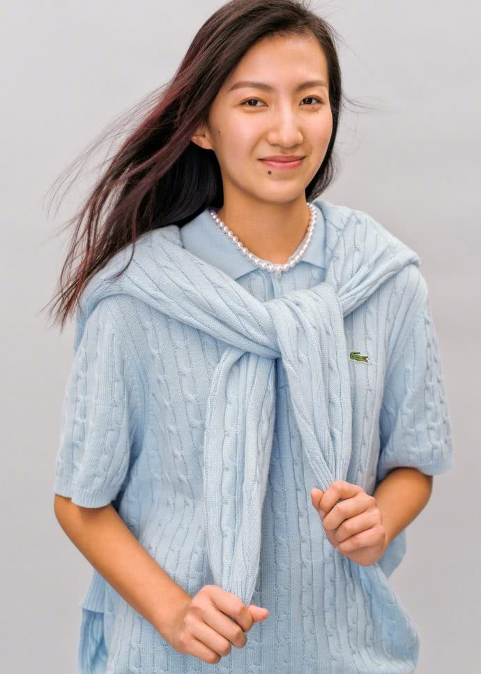 胡军16岁女儿近照,长相惹争议,网友:拍大片还是捕捉不到美感