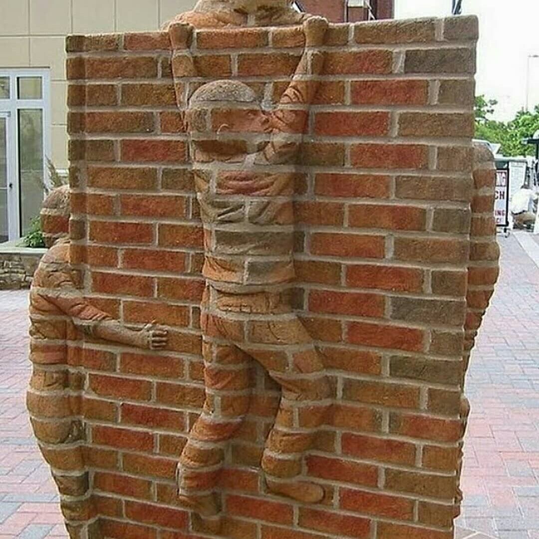 非常有趣的雕塑作品与墙体融为一体bybradspencer