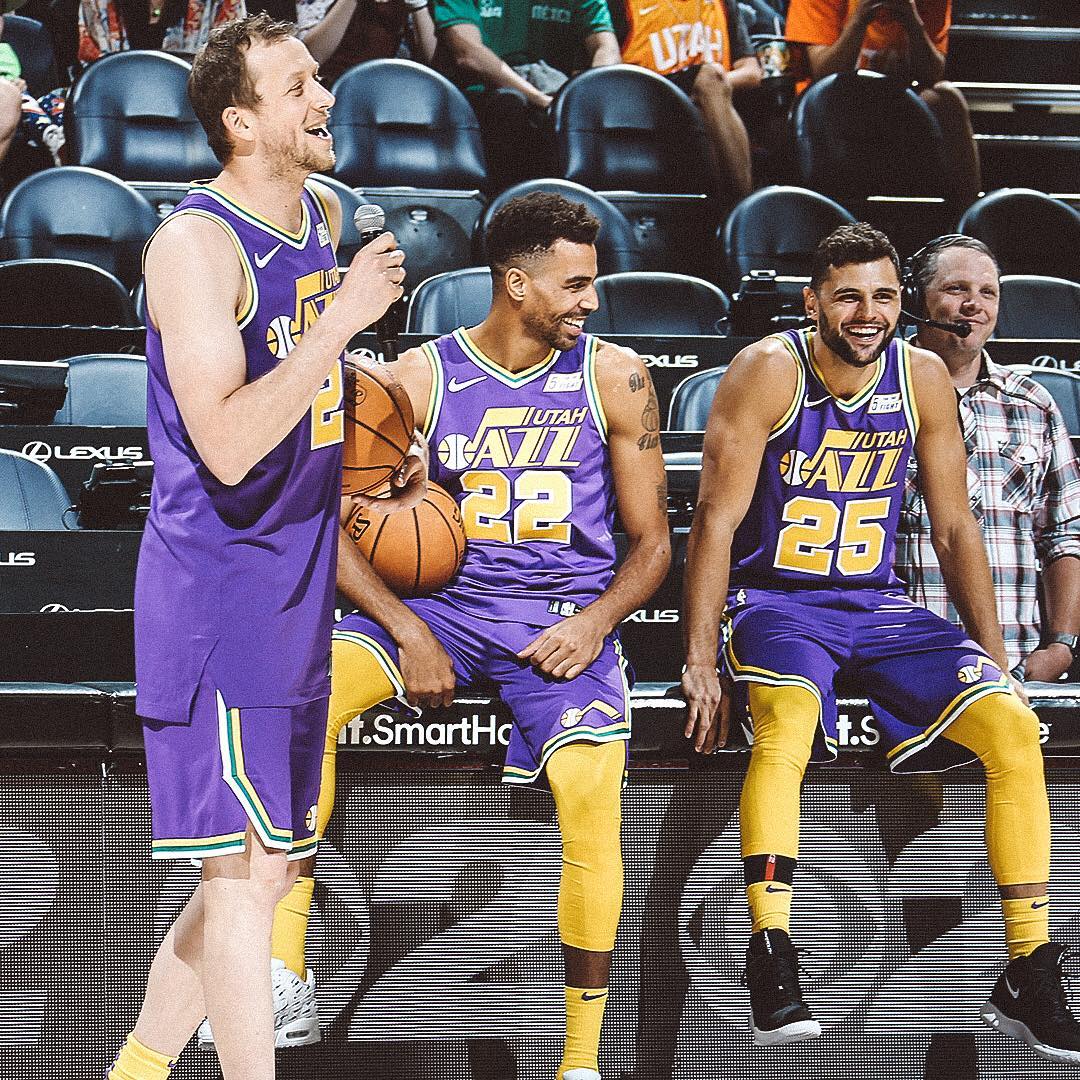 爵士众将穿着复古款球衣 亮相