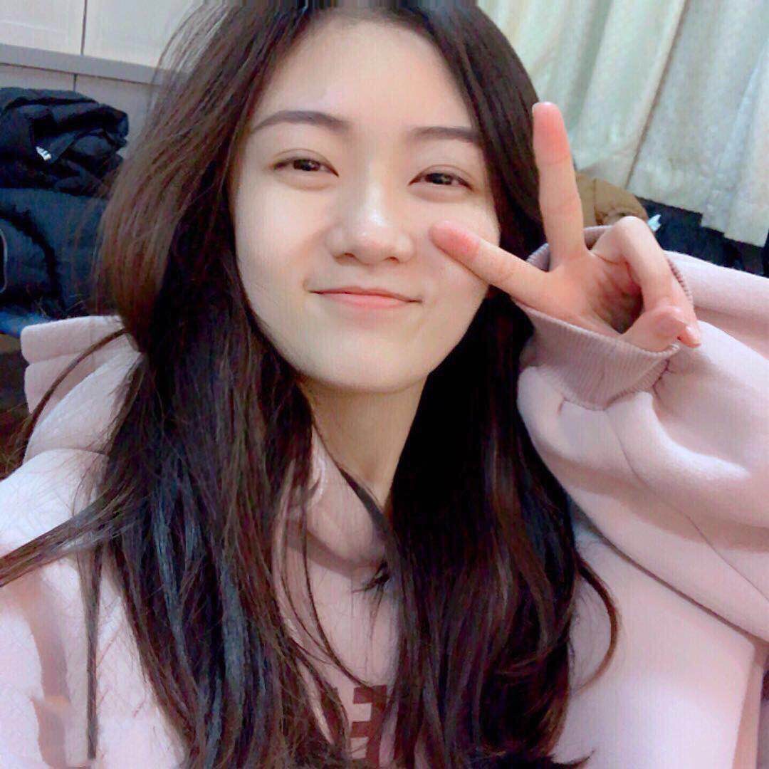 姓名:赵婧伊 学校:辽宁大学 专业:播音主持 年龄:19岁 身高