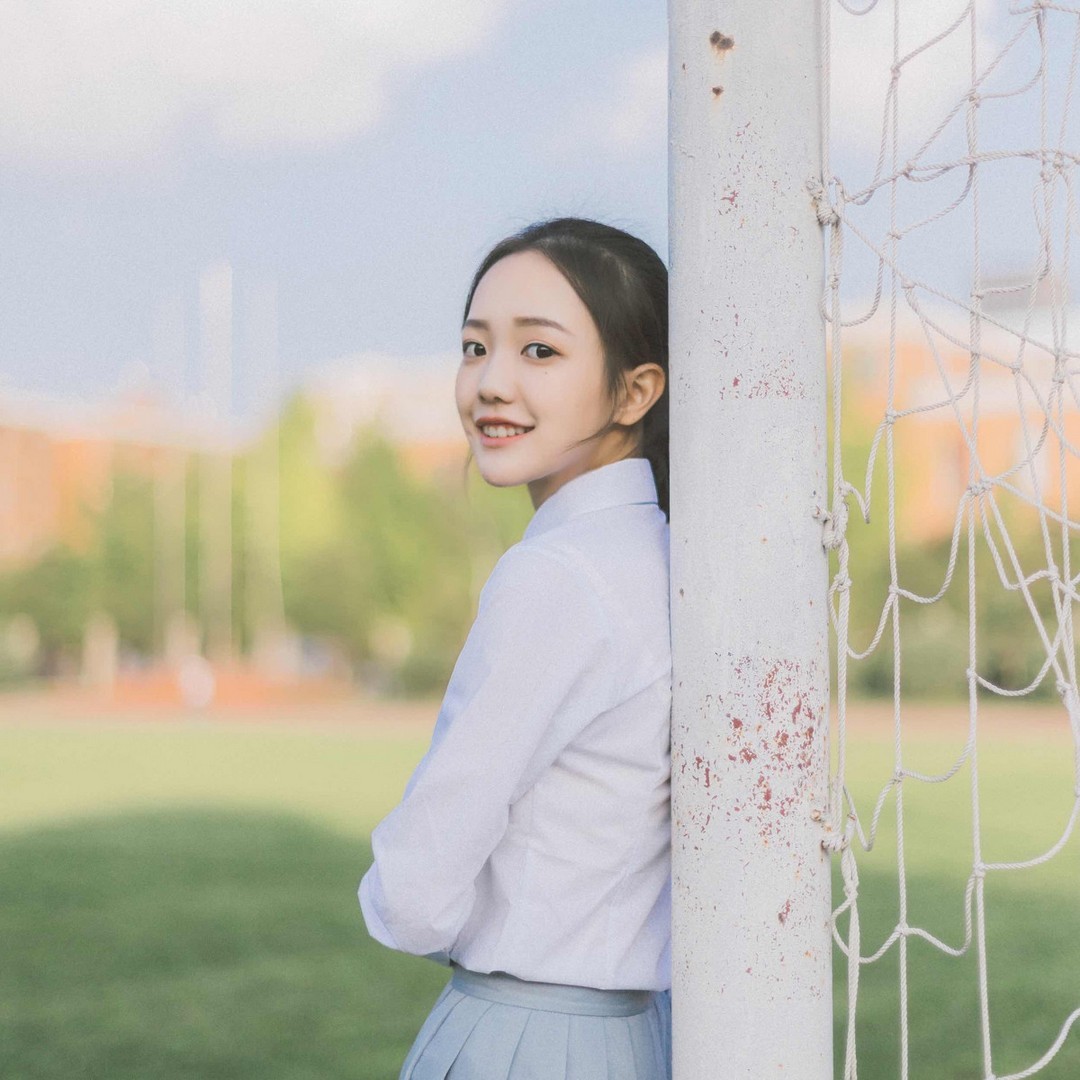 漂亮白衬衣短裙美女校花校园写真图片
