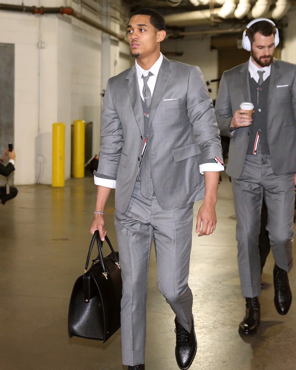 詹姆斯送给每个队友一套西装,骑士队统一着装