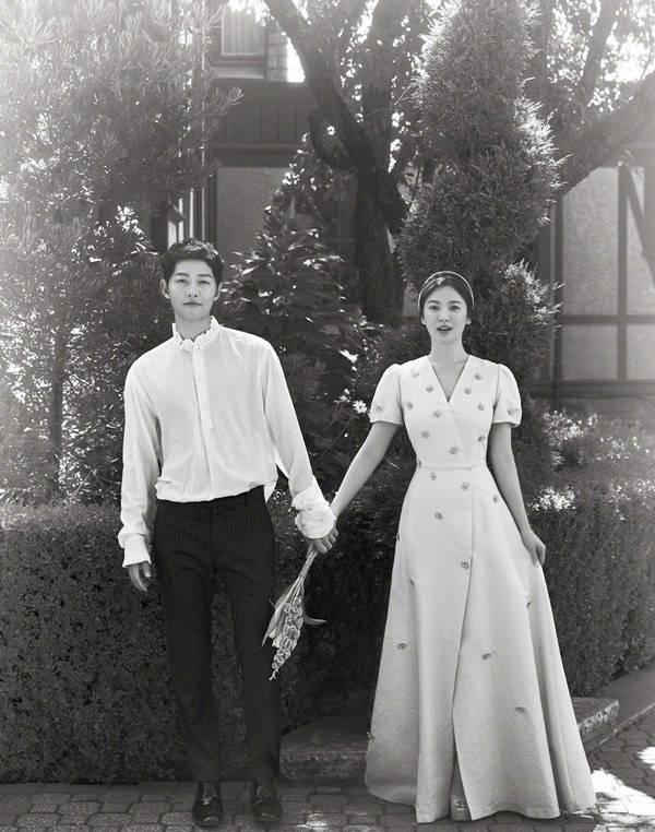 双宋公开黑白婚纱照宋慧乔钻戒抢眼