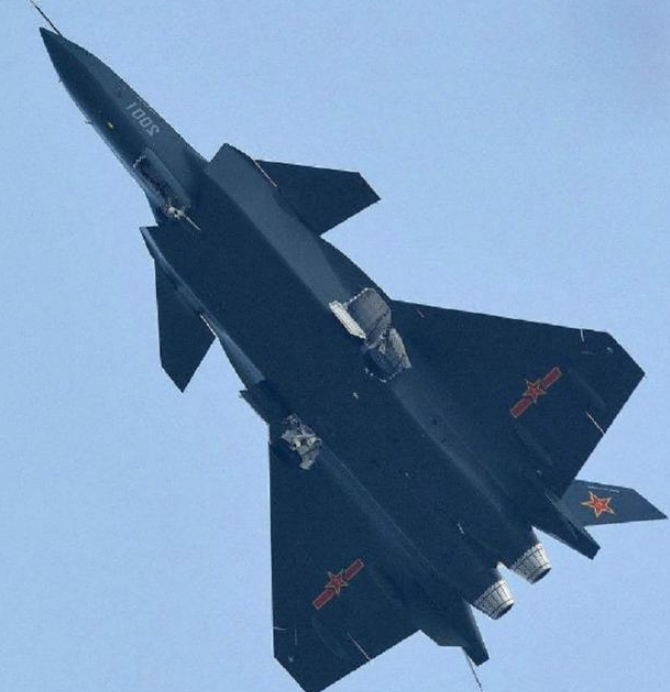 歼20机库照曝光美资深飞行员只看一眼:这下真麻烦大了,美急了