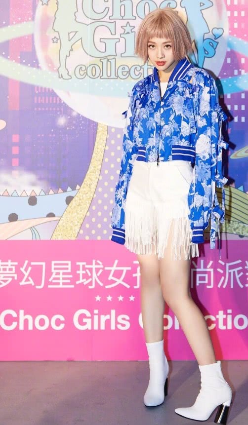 鬼鬼吴映洁一身白色连衣裙,活脱脱一个邻家小姐姐!