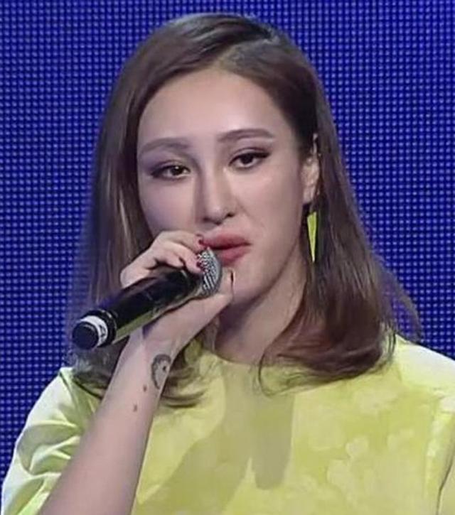 方妮努尔又解释说,自己是因为忘不了前男友,所以一年内不想找男朋友.