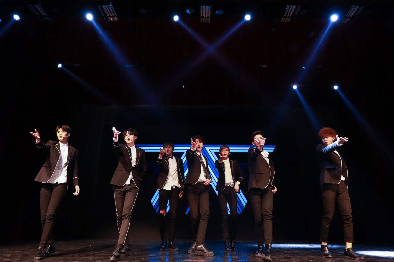 zerog梦想男团首场公演观众爆满暖心环节获赞