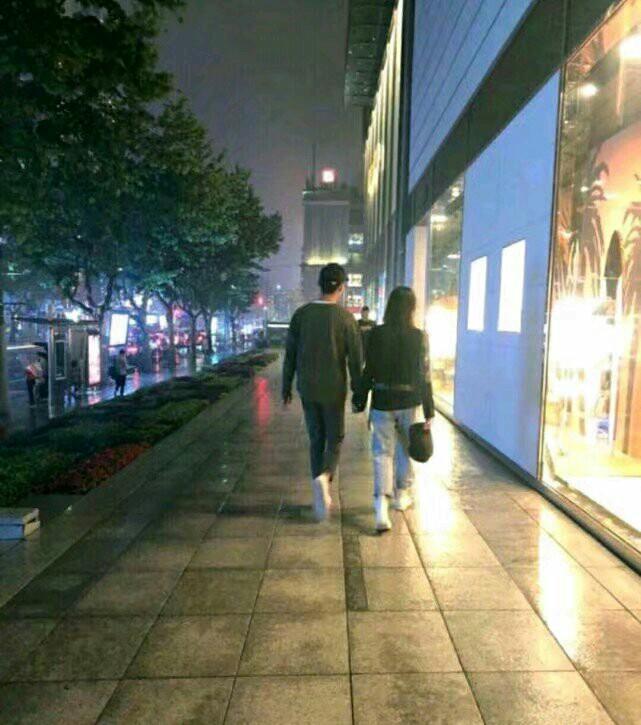 近日,有人偶遇小爽和男朋友在逛街约会,看背影这身高差就知道两人就
