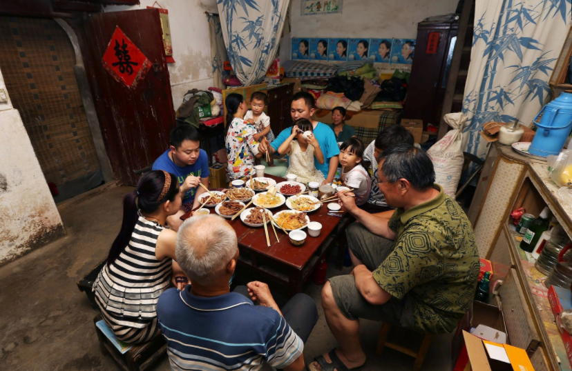 农村一家人聚在简陋的房子里,一起吃饭,这是最幸福的时候