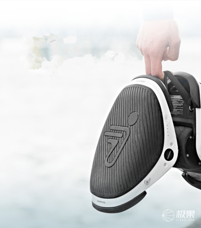 赛格威发布w1平衡轮,踩在脚上像风火轮