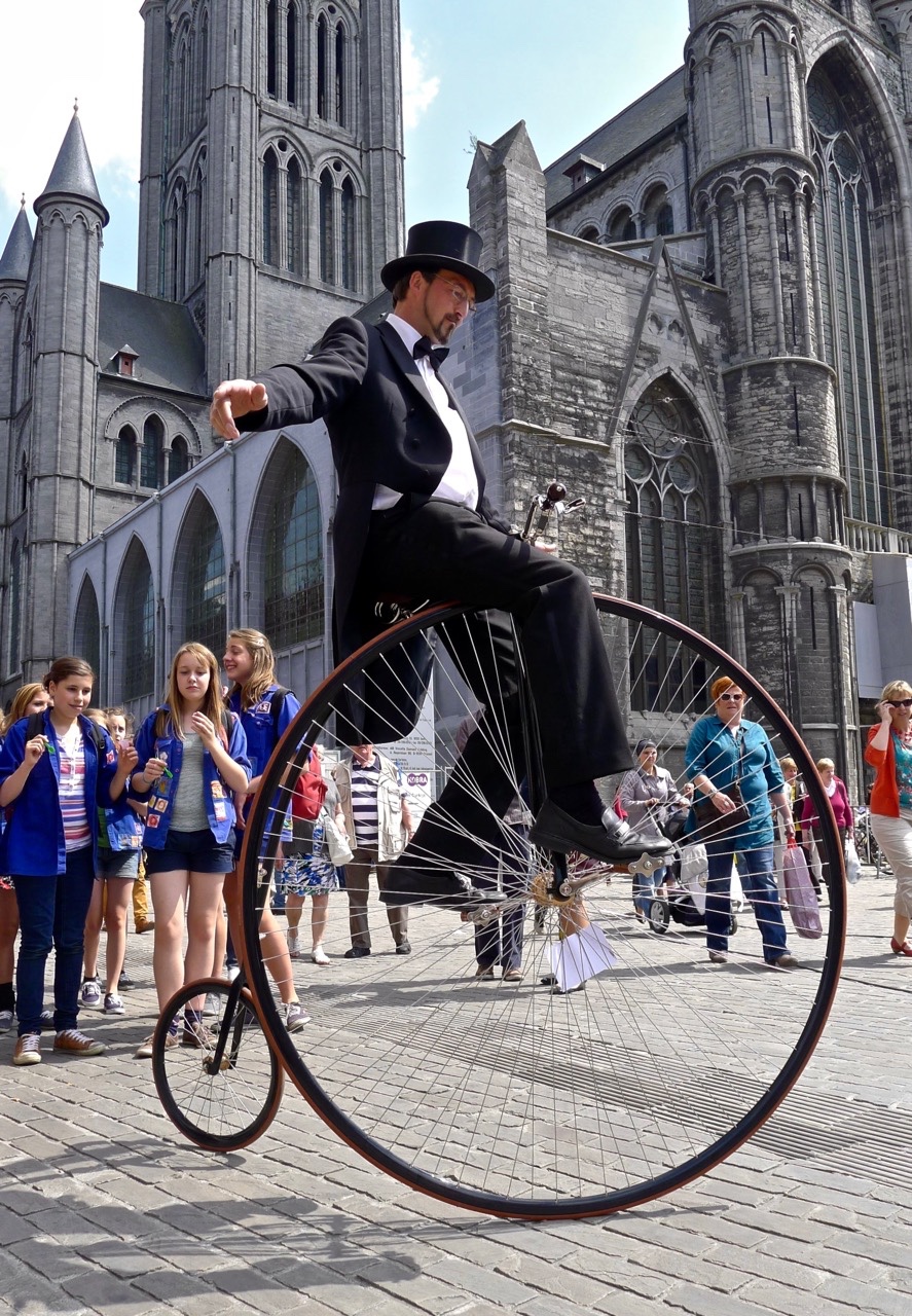 过去的自行车长这样!想要骑上去没点功夫可不行