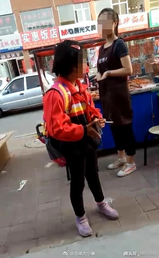网友在山西晋城街头碰见一名戴红领巾的小女孩在抽烟