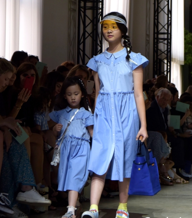 黄磊李亚鹏佟大为三家齐现身,多多多妹李嫣同台走秀超有范!