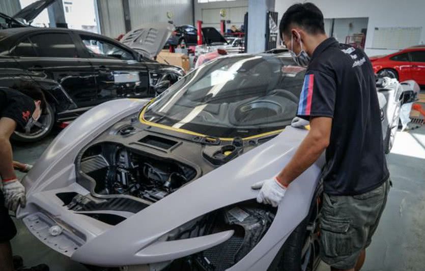 这是电影《老炮儿》里的车间,每天都有千万跑车来这里改装-新浪汽车