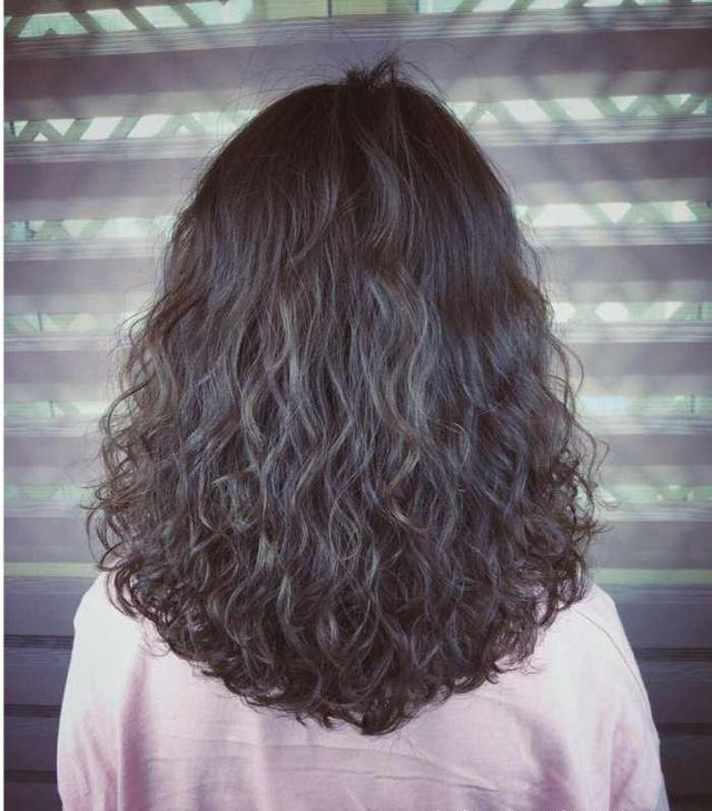 最新爆炸卷发型越烫越美丽