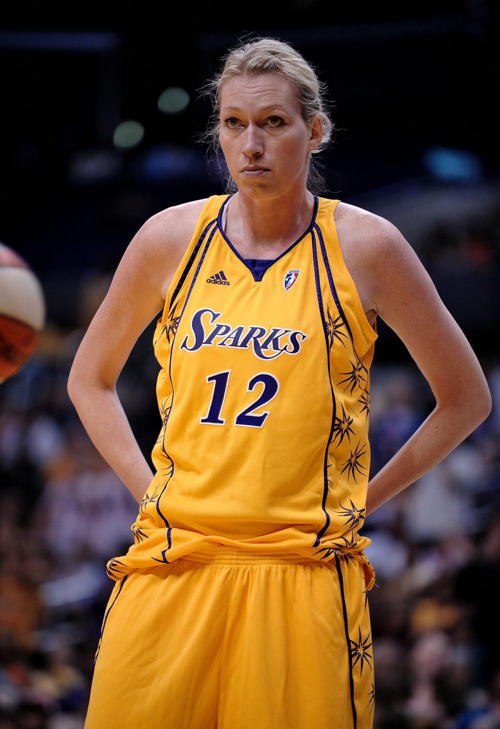 2米高女巨人叫什么名字世界十大两米高美女巨人图片