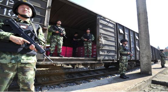 你不知道的解放军押运兵,押运100亿战备导弹,却吃5元一桶泡面